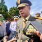 Panglima TNI Jenderal TNI Agus Subiyanto saat memberikan keterangan pers usai memimpin upacara militer pemakaman Mayor Zulmi di Taman Makam Pahlawan Cikutra, Minggu 5 April 2026.