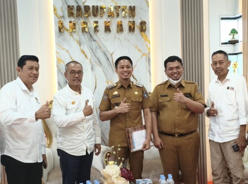 Bupati Enrekang, H. M. Yusuf Ritangnga yang didampingi Wakil Bupati Enrekang Andi Tenri Liwang La Tinro saat menerima audiensi Plt Ketua PWI Sulsel H. Zulkifli Gani Ottoh di ruang kerja Bupati.