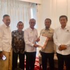 Bendahara Panitia Konferensi, H.Rukman Nawawi menyerahkan surat jadwal kegiatan Konferensi PWI kepada Gubernur Sulsel, Andi Sudirman Sulaiman di Ruang Pertemuan Kantor Gubernur Sulsel yang disaksikan Plt. Ketua PWI Sulsel H. Zulkifli Gani Ottoh.