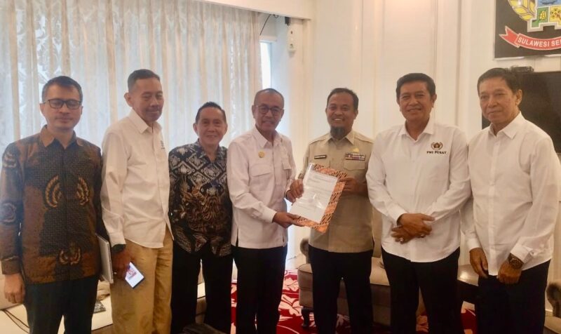 Bendahara Panitia Konferensi, H.Rukman Nawawi menyerahkan surat jadwal kegiatan Konferensi PWI kepada Gubernur Sulsel, Andi Sudirman Sulaiman di Ruang Pertemuan Kantor Gubernur Sulsel yang disaksikan Plt. Ketua PWI Sulsel H. Zulkifli Gani Ottoh.