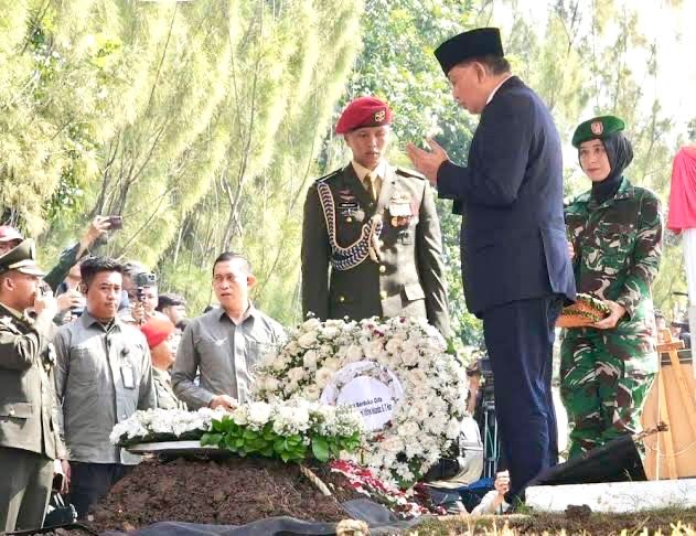 Menteri Pertahanan Sjafrie Sjamsoeddin menghadiri upacara pemakaman militer Mayor Inf Anumerta Zulmi Aditya Iskandar di Taman Makam Pahlawan Cikutra, Bandung,  Minggu 5 April 2026.