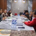 Wabup Pinrang Sudirman Bungi di Dampingi Asisten II menerima audiensi Unit Pelaksana Teknis (UPT) KKN Universitas Hasanuddin 
di ruang kerjanya.