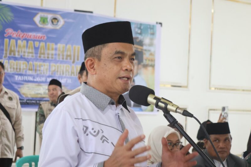 Wakil Bupati Pinrang, Sudirman Bungi, S.I.P., M.Si. Resmi melepas Calon Jamaah Haji Pinrang yang tergabung di Kelompok Terbang 8 Embarkasi UPG Makassar
