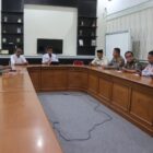 Sekda Kabupaten Pinrang, A. Calo Kerrang   di Dampingi Ka kantor Kementerian Haji dan Umrah Idris Muhammad memimpin rapat persiapan keberangkatan dan kedatangan jamaah calon haji Kabupaten Pinrang.