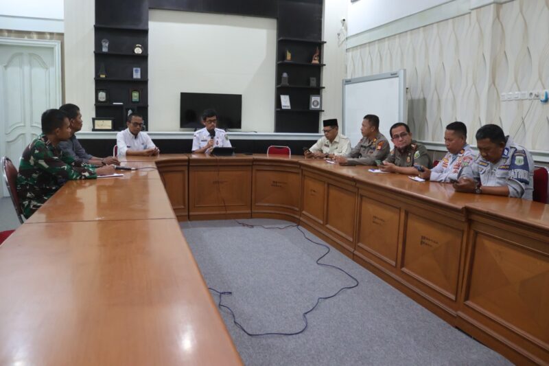 Sekda Kabupaten Pinrang, A. Calo Kerrang   di Dampingi Ka kantor Kementerian Haji dan Umrah Idris Muhammad memimpin rapat persiapan keberangkatan dan kedatangan jamaah calon haji Kabupaten Pinrang.