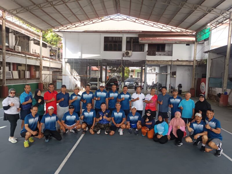 Foto bersama pembina dan ketua anggota Brother Tennis Club Makassar.