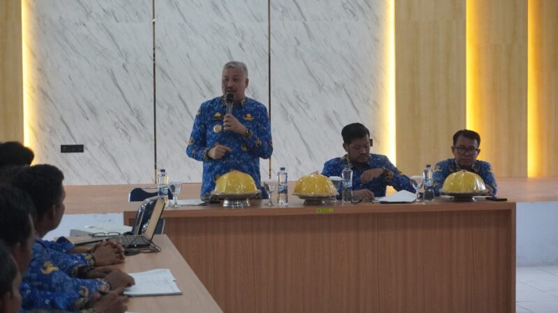 Bupati Irwan dalam rapat koordinasi menegaskan, kepada seluruh penyuluh aktif turun ke lapangan untuk memberikan pendampingan kepada petani, mulai dari masa tanam hingga panen, sehingga setiap permasalahan dapat segera diidentifikasi dan dicarikan solusi.