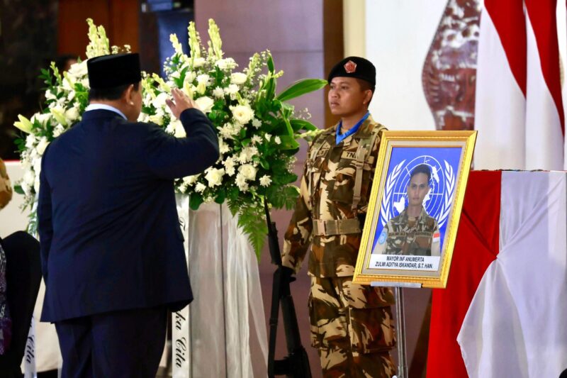 Presiden RI Prabowo Subianto memberikan hormat di depan peti jenazah Mayor Inf Anumerta Zulmi Aditya Iskandar, salah seorang prajurit TNI yang gugur dalam misi perdamaian di Lebanon, Sabtu, 4 April 2026.