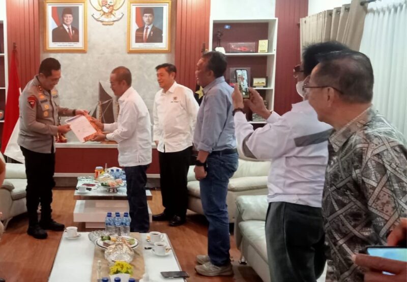 Kapolda Djuhandani Rahardjo Puro (kiri) Berikan Dukungan Melaksanaan Konferensi PWI Sulsel Selasa 14 April 2026.
