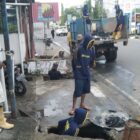 Pembersihan drainase dari tumpukan sampah dan material yang menghambat aliran air, termasuk pembongkaran beberapa bangunan cor yang menutup saluran dan menyulitkan petugas dalam melakukan pengerukan.