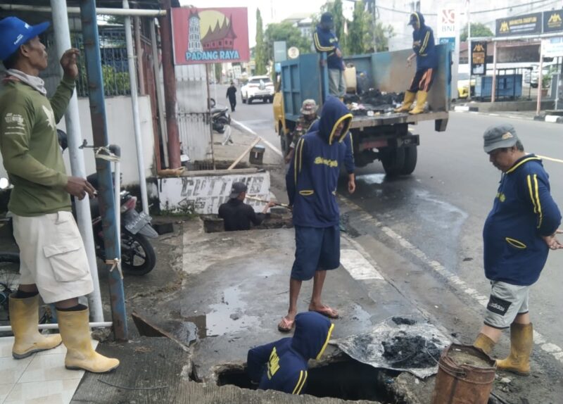 Pembersihan drainase dari tumpukan sampah dan material yang menghambat aliran air, termasuk pembongkaran beberapa bangunan cor yang menutup saluran dan menyulitkan petugas dalam melakukan pengerukan.