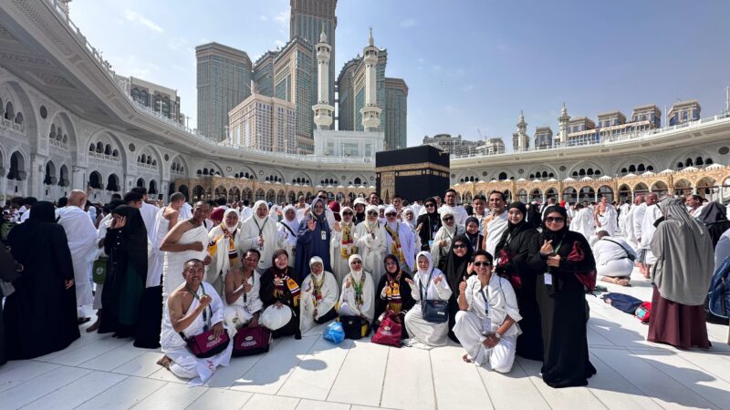 Ilustrasi jamaah PT. Darussakam Wisata  berpose dipalataran Baitullah (Rukman Nawawi)