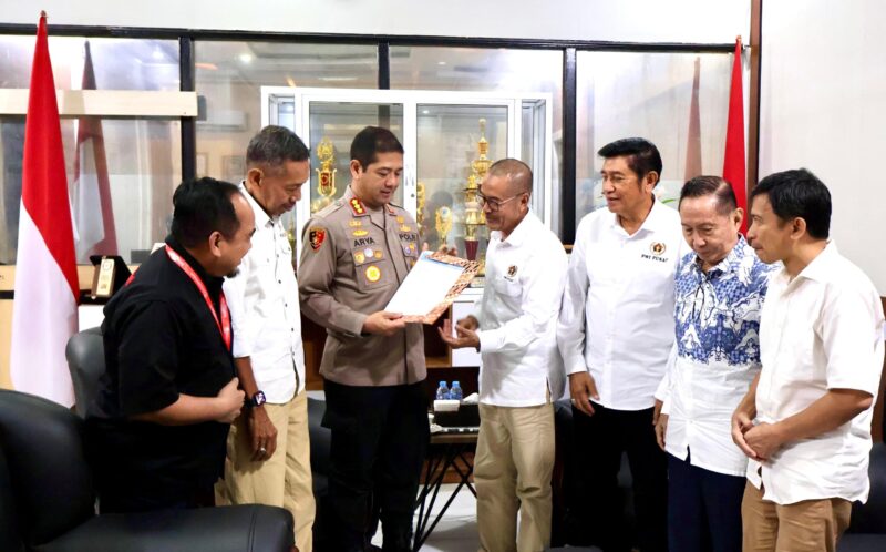 Kapolrestabes Makassar, Kombes Pol Arya Perdana, S.H., S.I.K., M.Si.,(tiga dari kiri) dan Rukman Nawawi Menyerahkan Surat Panitia Konferensi Provinsi PWI Sulsel.