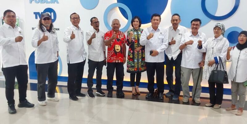 Ketua Bidang Organisasi PWI Pusat, sekaligus sebagai Pelaksana Tugas (Plt) Ketua PWI SulSel, Zukifli Gani Ottoh, Ketua DKP 2021-2026, Nursyamsu Sulthan, dan Panitia Pengarah (SC), Arman Sewang, bersama panitia Konferprov, seusai Dialog Paraikatte TVRI SulSel (20-5-26).