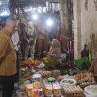 Bupati Pinrang, H.A. Irwan Hamid, S.Sos bersama sejumlah pihak terkait dan kepala OPD memantau secara langsung kondisi harga dan ketersediaan bahan pokok di Pasar Sentral Pinrang.