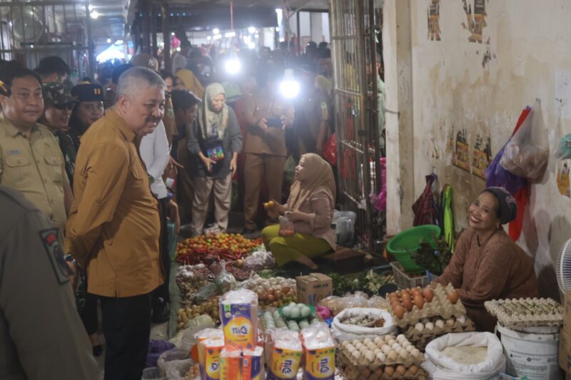 Bupati Pinrang, H.A. Irwan Hamid, S.Sos bersama sejumlah pihak terkait dan kepala OPD memantau secara langsung kondisi harga dan ketersediaan bahan pokok di Pasar Sentral Pinrang.