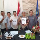 Masing-masing tim sukses pasangan calon ketua PWI Sulsel memperlihatkan nomor urut calon ketua PWI dan calon ketua DKP.