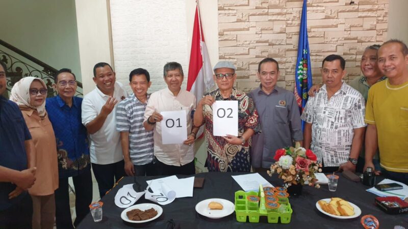 Masing-masing tim sukses pasangan calon ketua PWI Sulsel memperlihatkan nomor urut calon ketua PWI dan calon ketua DKP.