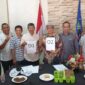 Masing-masing tim sukses pasangan calon ketua PWI Sulsel memperlihatkan nomor urut calon ketua PWI dan calon ketua DKP.
