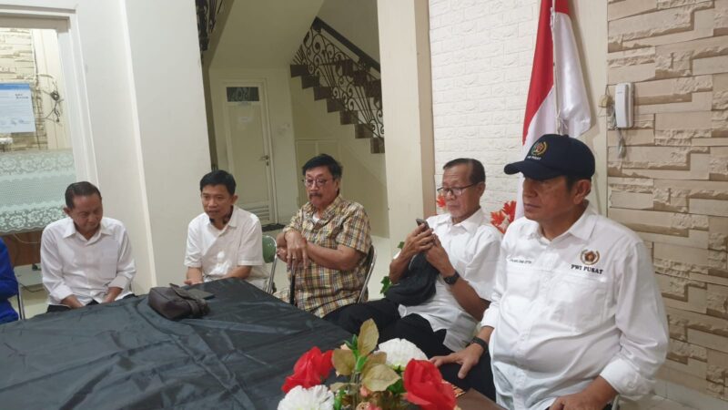 Plt Ketua PWI Sulsel, H. Zulkifli Gani Ottoh saat memimpin rapat koordinasi Panitia Konferensi Provinsi untuk mengingatkan kembali tanggung jawab masing-masing seksi.