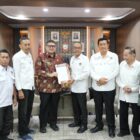 Bendahara Panitia Konferprov PWI Sulsel, Rukman Nawawi menyerahkan surat panitia Konferprov PWI Sulsel kepada Wali Kota Makassar, Munafri Arifuddin terkait dengan rencana pemilihan ketua PWI.
