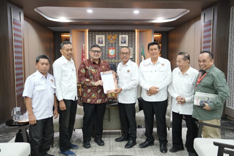 Bendahara Panitia Konferprov PWI Sulsel, Rukman Nawawi menyerahkan surat panitia Konferprov PWI Sulsel kepada Wali Kota Makassar, Munafri Arifuddin terkait dengan rencana pemilihan ketua PWI.