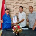 Pembina Mediasinergi.co, AB. Iwan Azis sebagai Timses mengambil formulir pendaftaran calon ketua PWI Sulsel dari Ketua Tim Penjaringan dan Penyaringan (TPP) calon ketua PWI Sulsel, Ismail Sellery yang didampingi anggota TPP, Fadil Sunarya.