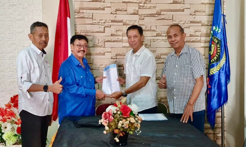 Pembina Mediasinergi.co, AB. Iwan Azis sebagai Timses mengambil formulir pendaftaran calon ketua PWI Sulsel dari Ketua Tim Penjaringan dan Penyaringan (TPP) calon ketua PWI Sulsel, Ismail Sellery yang didampingi anggota TPP, Fadil Sunarya.