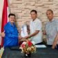Pembina Mediasinergi.co, AB. Iwan Azis sebagai Timses mengambil formulir pendaftaran calon ketua PWI Sulsel dari Ketua Tim Penjaringan dan Penyaringan (TPP) calon ketua PWI Sulsel, Ismail Sellery yang didampingi anggota TPP, Fadil Sunarya.
