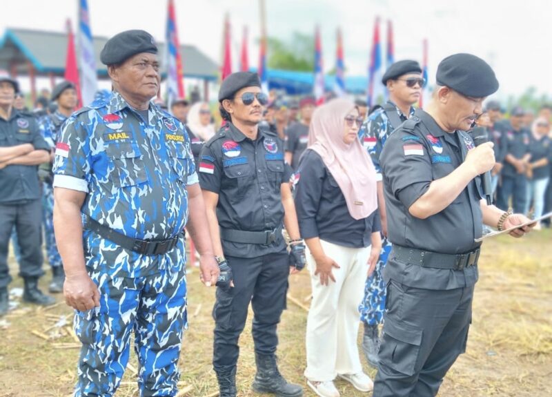 Ketua Umum DPP MATADOR'S Perjuangan Dayadi Eman Rosi melatik dan mengambil sumpah 175 personil MATADOR'S Perjuangan.