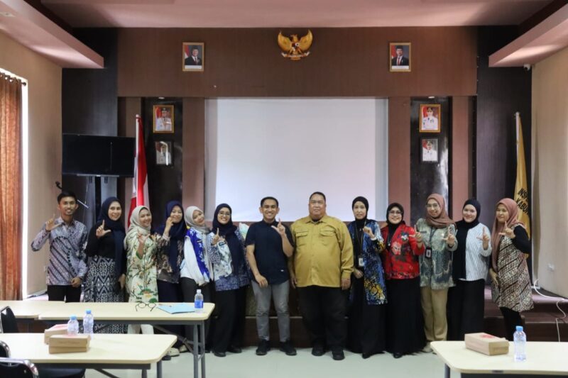 Kebersamaan itu kini tinggal kenangan, namun hangatnya akan selalu hidup dalam ingatan.
Almarhum Sabri Wahab bukan hanya seorang pimpinan, tetapi juga sosok yang dekat, ramah, dan penuh perhatian kepada staf serta rekan kerja.