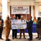 Gubernur Papua Tengah Meki F Nawipa (dua, kiri) didampingi Kepala Dinas Sosial Provinsi Papua Tengah Roni Misikmbo (paling kiri) menyerahkan bantuan kepada Panitia Pembangunan Gereja di Kabupaten Puncak, 25 Mei 2026 (Foto: Istimewa)