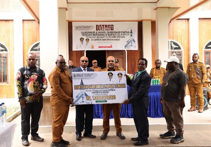 Gubernur Papua Tengah Meki F Nawipa (dua, kiri) didampingi Kepala Dinas Sosial Provinsi Papua Tengah Roni Misikmbo (paling kiri) menyerahkan bantuan kepada Panitia Pembangunan Gereja di Kabupaten Puncak, 25 Mei 2026 (Foto: Istimewa)