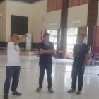 Plt Ketua PWI Sulsel, Zulkifli Gani Ottoh (tengah) didampingi Bendahara PWI Sulsel Rukman Nawawi (tiga dari kanan) melihat sarana dan fasilitas Gedung Guru HM. Jusuf Kalla di dalam kawasan perkantoran Dinas Pendidikan Sulsel Jalan Perintis Kemerdekaan KM.10 Tamalanrea Makassar.