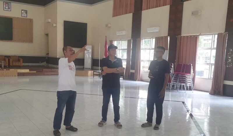 Plt Ketua PWI Sulsel, Zulkifli Gani Ottoh (tengah) didampingi Bendahara PWI Sulsel Rukman Nawawi (tiga dari kanan) melihat sarana dan fasilitas Gedung Guru HM. Jusuf Kalla di dalam kawasan perkantoran Dinas Pendidikan Sulsel Jalan Perintis Kemerdekaan KM.10 Tamalanrea Makassar.
