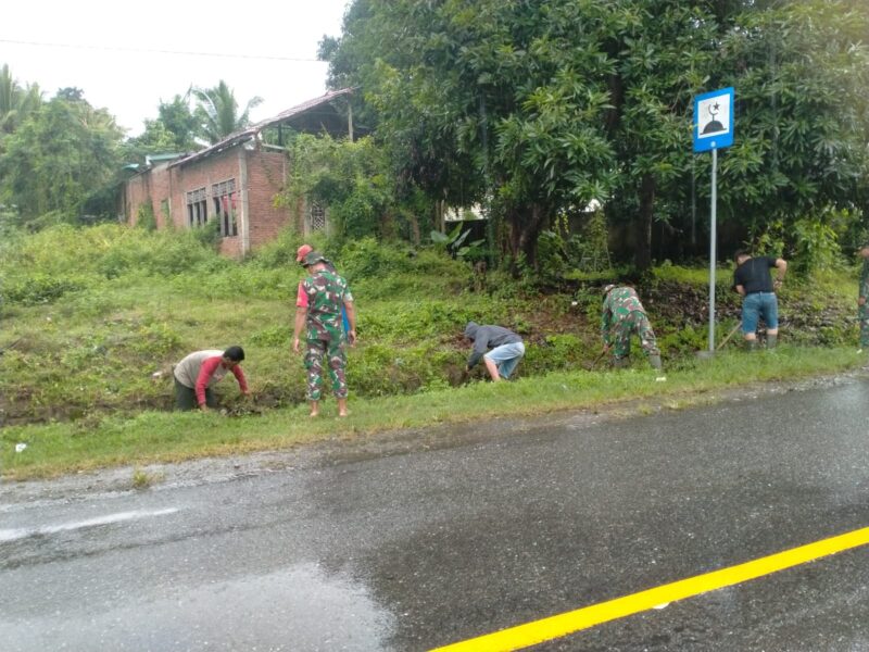 Dipimpin oleh Serka Muh. Ishaq Syam, jajaran Koramil bersama masyarakat setempat melaksanakan kegiatan karya bakti pembersihan lingkungan di Kelurahan Limpomajang, Kecamatan Majauleng, Kabupaten Wajo, pada Senin (11/5/2026)