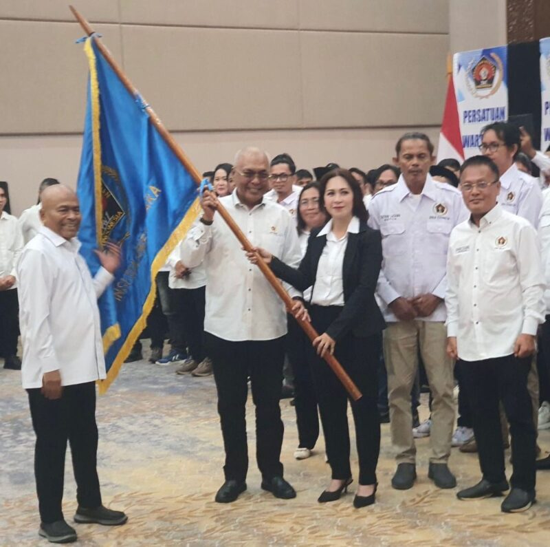 Ketua Umum PWI, Akhmad Munir, serahkan bendera petaka kepada Sintya Bojoh Ketua Pengurus Wartawan Indonesia Provinsi Sulawesi Utara periode 2026–2031.
