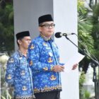 Wabup Sudirman bertindak sebagai pemimpin upacara sekaligus membacakan sambutan seragam Menteri Komunikasi dan Digital Republik Indonesia.