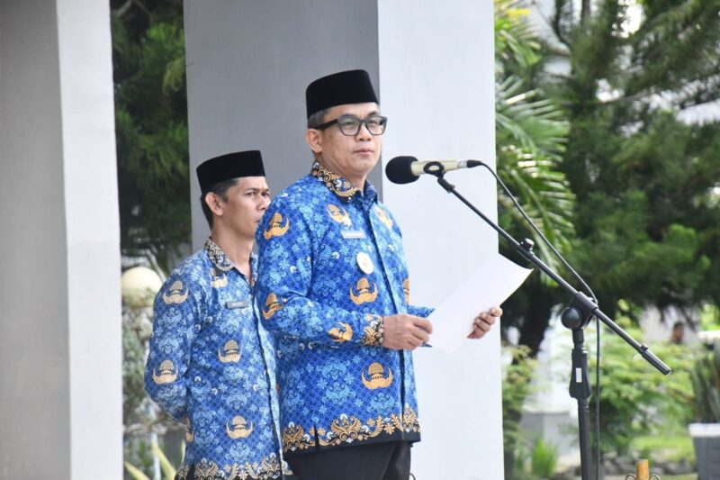 Wabup Sudirman bertindak sebagai pemimpin upacara sekaligus membacakan sambutan seragam Menteri Komunikasi dan Digital Republik Indonesia.