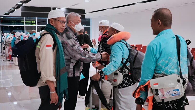 Bupati Pinrang H.A. Irwan Hamid, didampingi Ketua Kloter yang juga Kepala Kementerian Haji dan Umrah Kabupaten Pinrang, H. Idris Muhammad  menjemput jamaah haji Pinrang di bandara Hasanuddin Makassar.