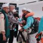 Bupati Pinrang H.A. Irwan Hamid, didampingi Ketua Kloter yang juga Kepala Kementerian Haji dan Umrah Kabupaten Pinrang, H. Idris Muhammad  menjemput jamaah haji Pinrang di bandara Hasanuddin Makassar.
