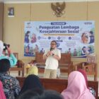 Kepala Sentra Gau Mabaji Kemensos Kabupaten Gowa, Hasatama Hikma memberikan sambutan pada saat penutupan pertemuan penguatan kelembagaan kesejahteraan sosial.