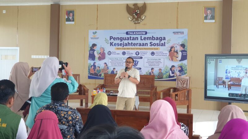 Kepala Sentra Gau Mabaji Kemensos Kabupaten Gowa, Hasatama Hikma memberikan sambutan pada saat penutupan pertemuan penguatan kelembagaan kesejahteraan sosial.