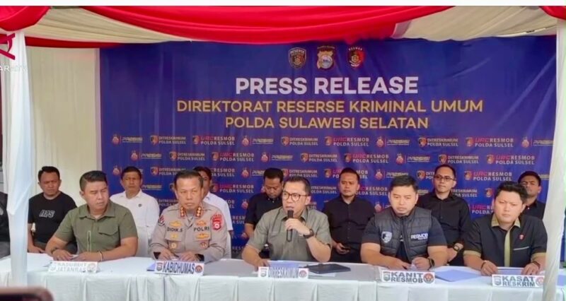 Kabid Humas Polda Sulsel Kombes Pol Didik Supranoto (dua kiri) didampingi Direktur Ditreskrimum Polda Sulsel Kombes Pol Feby Hutagalung beserta jajarannya saat rilis kasus kejahatan di Mapolda Sulawesi Selatan, Makassar, Kamis 11 Juni 2026.