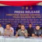Kabid Humas Polda Sulsel Kombes Pol Didik Supranoto (dua kiri) didampingi Direktur Ditreskrimum Polda Sulsel Kombes Pol Feby Hutagalung beserta jajarannya saat rilis kasus kejahatan di Mapolda Sulawesi Selatan, Makassar, Kamis 11 Juni 2026.