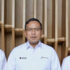 Direktur Utama PT Pertamina (Persero), Simon Aloysius Mantiri (tengah) menyampaikan harga BBM subsidi, yaitu Pertalite dan Biosolar, tidak mengalami perubahan. Harga Pertalite masih tetap di Rp10.000 dan BioSolar di harga Rp6.800 per liter sesuai ketentuan yang ditetapkan pemerintah.