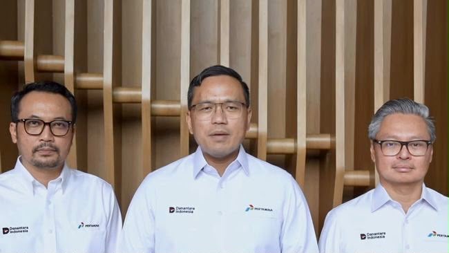 Direktur Utama PT Pertamina (Persero), Simon Aloysius Mantiri (tengah) menyampaikan harga BBM subsidi, yaitu Pertalite dan Biosolar, tidak mengalami perubahan. Harga Pertalite masih tetap di Rp10.000 dan BioSolar di harga Rp6.800 per liter sesuai ketentuan yang ditetapkan pemerintah.