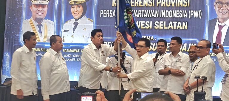 Penyerahan pataka PWI kepada Ketua PWI terpilih Suwardi Thahir yang dilakukan Ketua Bidang Organisasi PWI Pusat, Zulkifli Gani Ottoh.