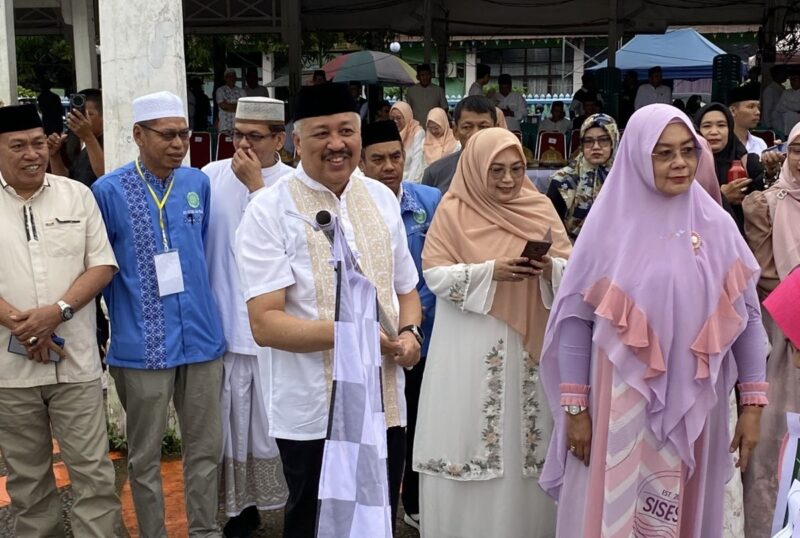 Ribuan masyarakat mengikuti Pawai Ta'aruf dalam rangka memperingati Tahun Baru Hijriah 1448 H yang secara resmi dilepas oleh Bupati Pinrang H.A. Irwan Hamid, S.Sos didampingi Ketua TP PKK Kabupaten Pinrang Sri Widiati A. Irwan.