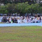 Bupati Pinrang, Forkopimda dan ASN serta masyarakat berbaur melaksanakan shalat Istisqa' di halaman kantor bupati Pinrang.